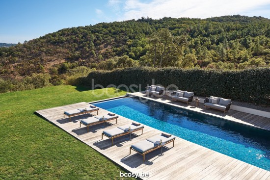 Diphano Newport ligbedden zonnebedden met teak armsteun Aluminium Lava Batyline zwart Armleuningen in Naturel Teak.