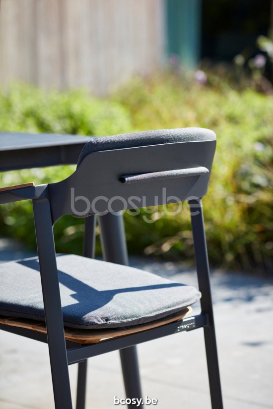 Diphano Icon Stapelbarer Gartenstuhl mit Teakholzarmlehne Aluminium Lava Gestell Armlehnen in Natürliches Teakholz.