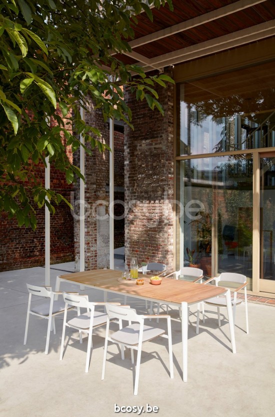 Diphano Icon Tuinarmstoelen met teak armsteun Aluminium Wit Armleuningen in Naturel Teak.