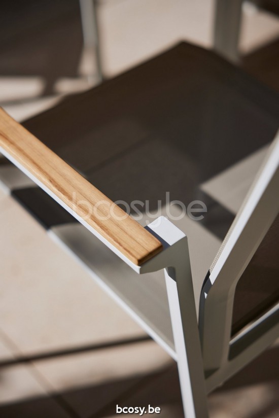 Diphano Selecta Chaise de jardin empilable avec accoudoir en teck Cadre Aluminium blanc Tissu Couche unique de Batyline coule.