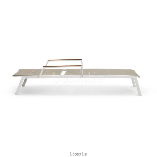 Diphano Selecta Chaise longue empilable à roulettes avec accoudoir en teck Cadre Aluminium blanc Tissu Couche unique de Batyl.