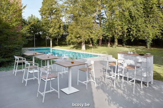 Diphano Alexa table bistro D (75x70) Cadre Aluminium blanc Dessus Teck naturel.