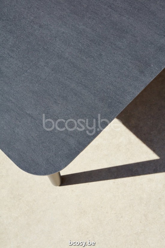 Diphano Diamond salontafel S keramiek (112x72) Aluminium Lava Frame Tafelblad keramisch Coal Black 6 mm opgelegd.