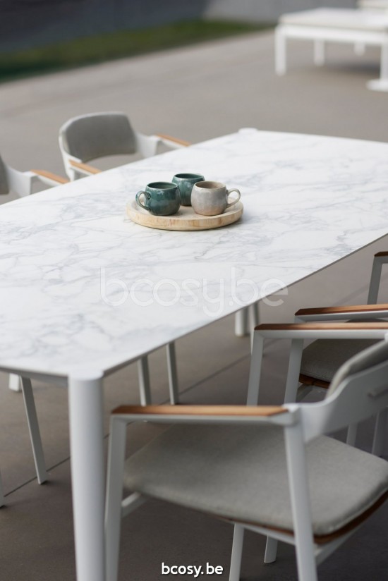 Diphano Icon tuintafel 226x104 Aluminium Wit Frame Tafelblad keramisch Carrara wit 6 mm opgelegd.