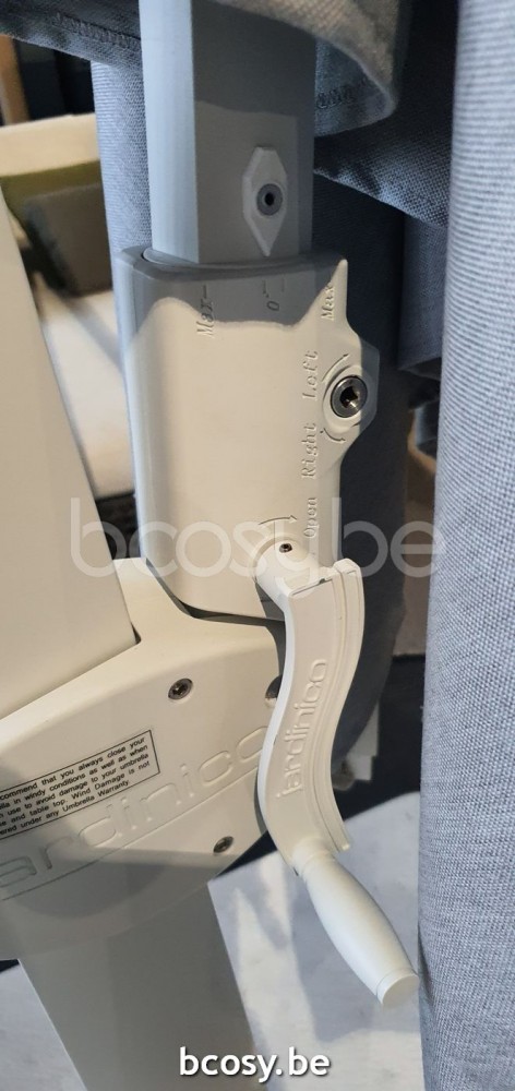 Jardinico ANTEGO 300x300 Quadratischer Freiarmschirm Weisser Mast Stoff Latte Sunbrella.