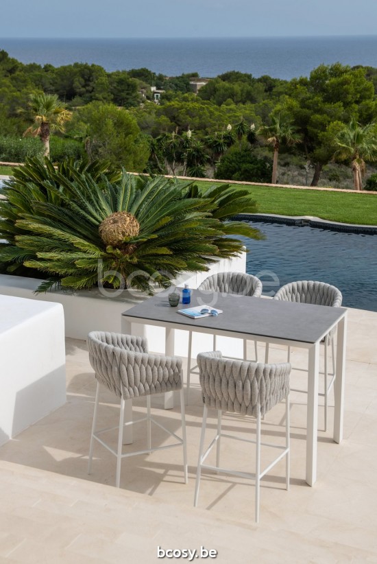 Jati&Kebon Fortuna Socks barstoelen aluminium Wit mat aluminium.