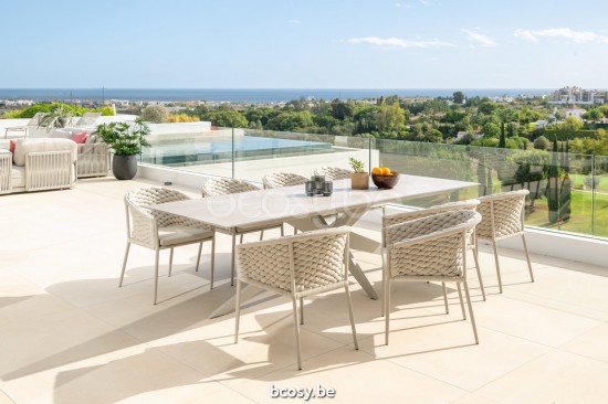 Jati&Kebon Yate rechthoekige tuintafels in aluminium en keramisch tafelblad Zandkleur.