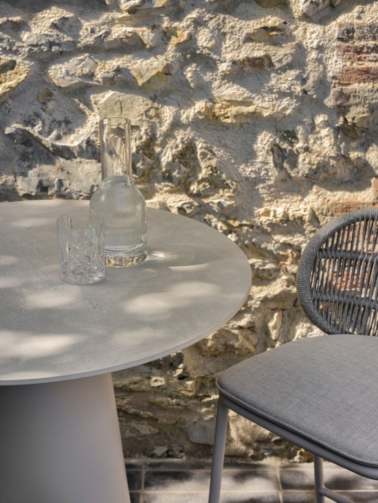 Vincent Sheppard Sandro Dia 75 Table de bar de jardin Cadre en Aluminium Blanc dune dessus de table Céramique Portland.