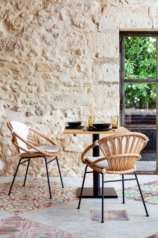 Vincent Sheppard Quadro Bistro-Tisch quadratisch Rahmen aus Schwarz Stahl Tischplatte Unbehandelt Teakholz.