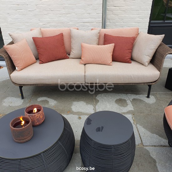 Vincent Sheppard Wicked Sofa Taupe Wicked Loungebank 3s Rahmen aus Schwarz Aluminium Taupe Flechtwerk Polyethylen.