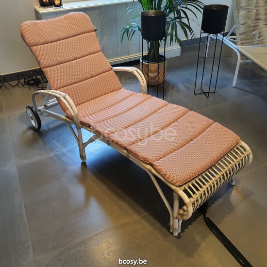 Vincent Sheppard Chaise longue Lucy Lucy Bain de soleil avec bras Cordon en osier Blanc cassé Polyéthylène.
