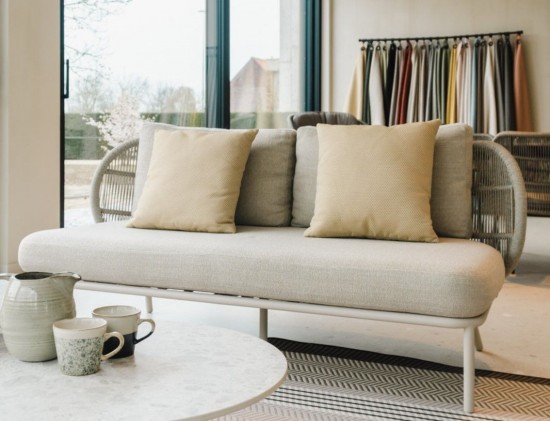 Vincent Sheppard Canapé de jardin KODO Kodo Banc profond Cadre en Aluminium Blanc dune Corde Blanc dune Polypropylène.