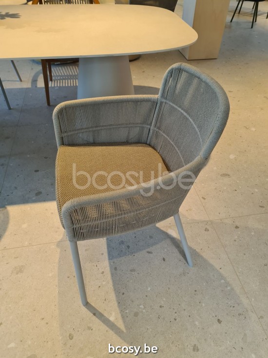 Vincent Sheppard Akari Tuinarmstoelen Dune White Aluminium frame Flax Touw Polypropyleen.