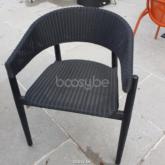 Vincent Sheppard Mona fauteuils de jardin cadre en Teck Noir brossé Tressage Noir Polyéthylène.