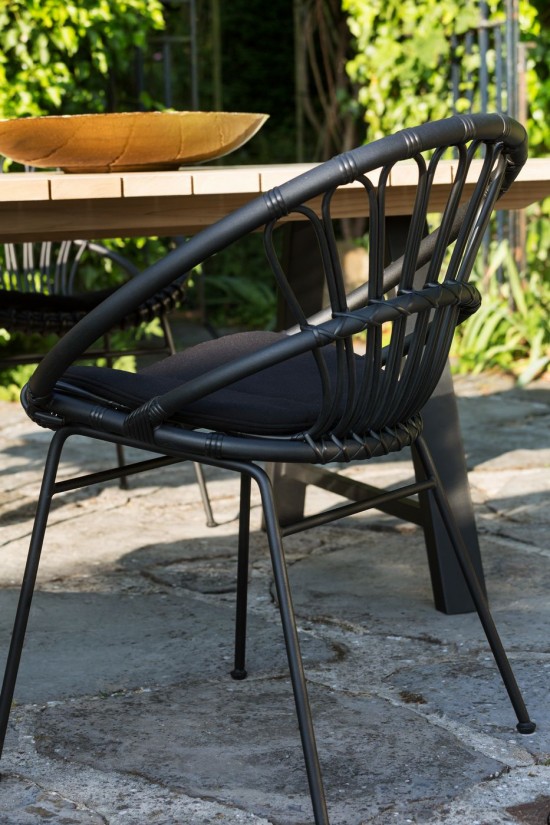 Vincent Sheppard Chaise Roxanne noir Roxanne Chaise cadre en Acier Noir Cordon en osier Noir Polyéthylène.