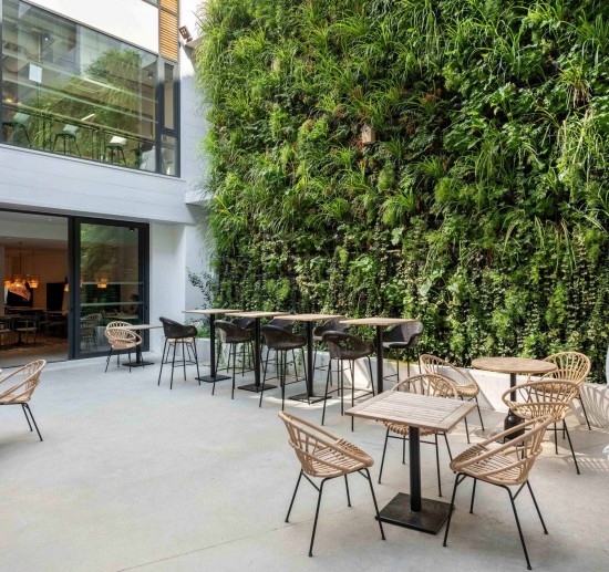 Vincent Sheppard Roxanne Stuhl Rahmen aus Schwarz Stahl Kamel Flechtwerk Polyethylen.