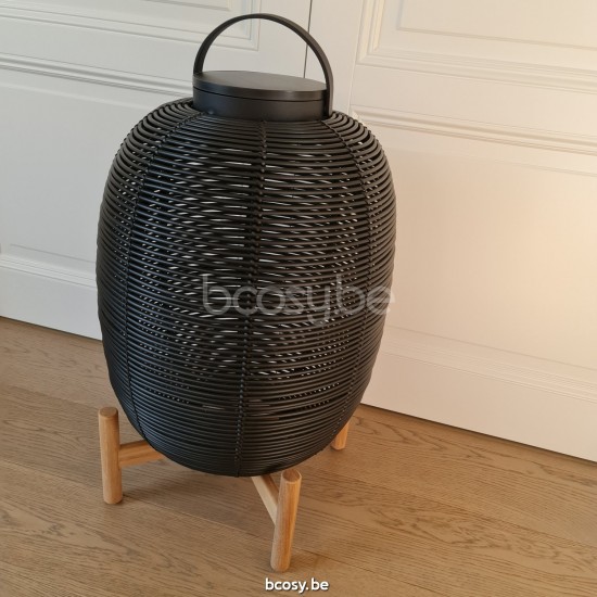 Vincent Sheppard TIKA Laterne schwarz Tika Laterne Teakholz Sockel Schwarz Rahmen aus Unbehandelt Teakholz Schwarz Flechtwerk Polyethylen.