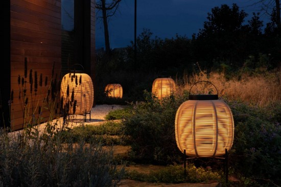 Vincent Sheppard TIKA Camel Tika Laterne Stahlsockel Rahmen aus Schwarz Stahl Kamel Flechtwerk Polyethylen.