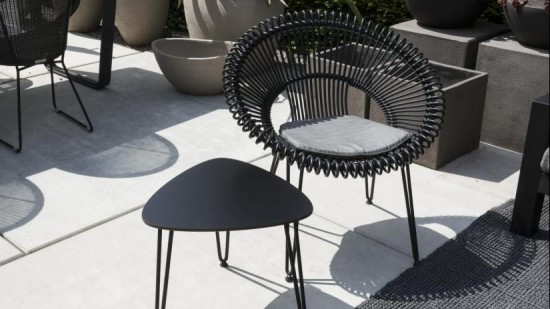 Vincent Sheppard Rozy tuinsalontafels bijzettafels koffietafels voor buiten terras Zwart Stalen frame Plectrum shape.