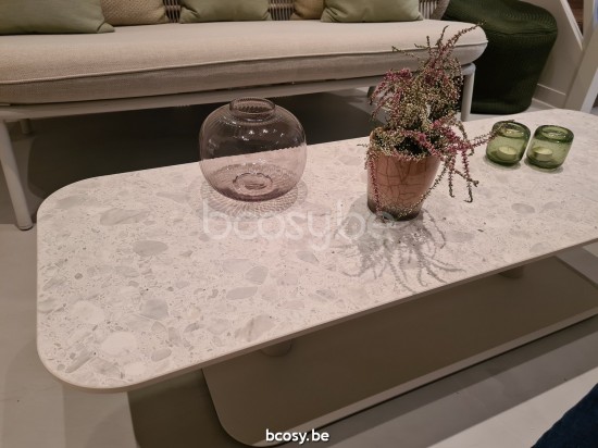 Vincent Sheppard Kodo Garten Beistelltisch Rahmen aus Dune Weiß Aluminium Tischplatte Scherben Keramik.