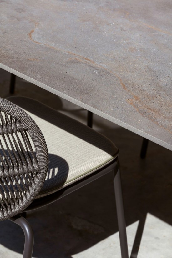 Vincent Sheppard Kodo 210x100 Table de Jardin cadre en Aluminium Gris fossile dessus de table Céramique Silex.