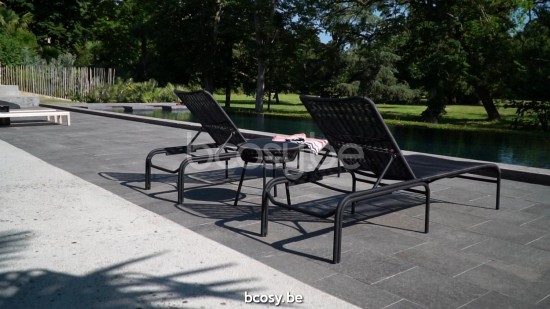 Vincent Sheppard LOOP Beistelltisch Schwarz Loop Runder Garten Beistelltisch Rahmen aus Schwarz Aluminium Schwarz Flechtwerk Polyethylen.