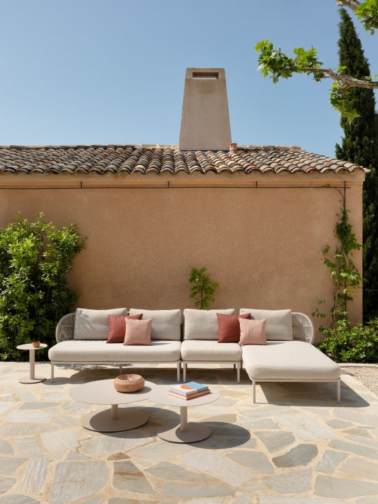 Vincent Sheppard Kodo Table d'appoint ronde de jardin cadre en Aluminium Blanc dune dessus de table Aluminium Blanc dune.