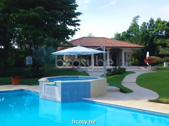 TUUCI Parasols suspendus deportés pendants décentrés à mât libre flottants en aluminium.