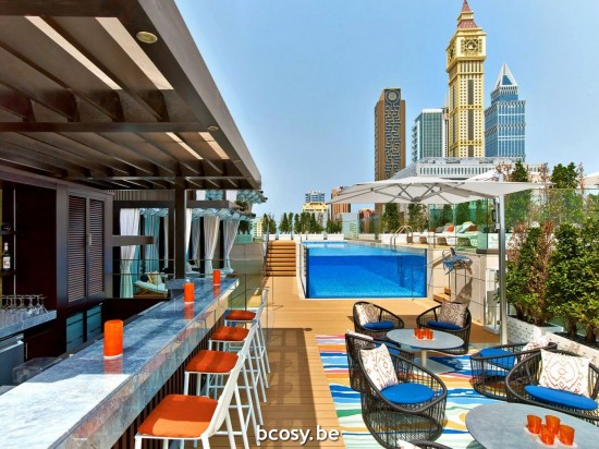 TUUCI vrijstaande zwevende aluminium parasols.