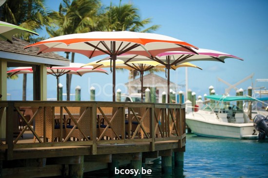 TUUCI Parasols droits à mât central en aluminium.