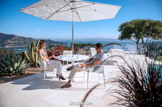 TUUCI Parasols droits à mât central en aluminium.