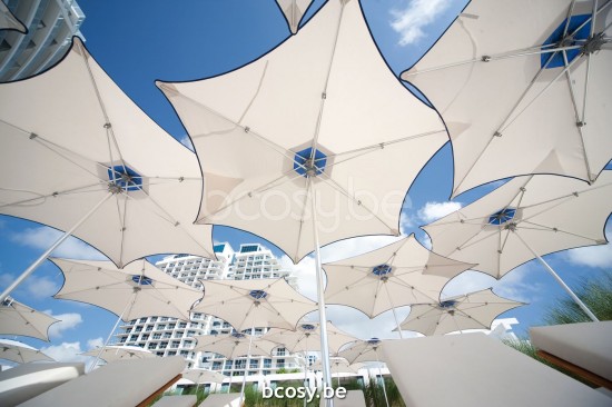 TUUCI Parasols droits à mât central en aluminium.