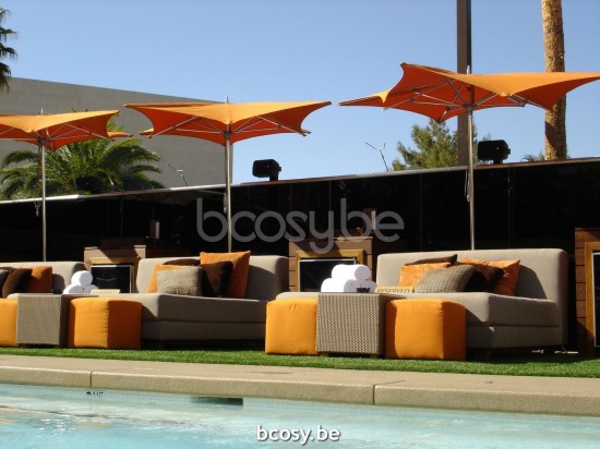 TUUCI Parasols droits à mât central en aluminium.