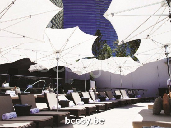 TUUCI Parasols droits à mât central en aluminium.