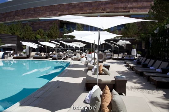 TUUCI Parasols droits à mât central en aluminium.