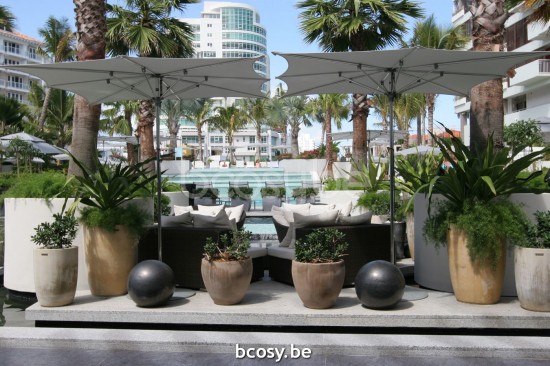 TUUCI Parasols droits à mât central en aluminium.