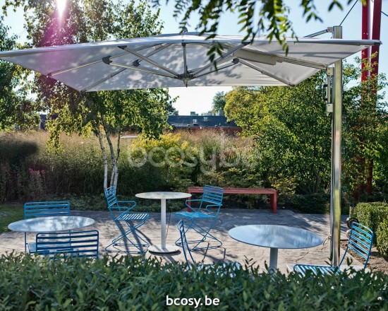 TUUCI vrijstaande zwevende aluminium parasols.