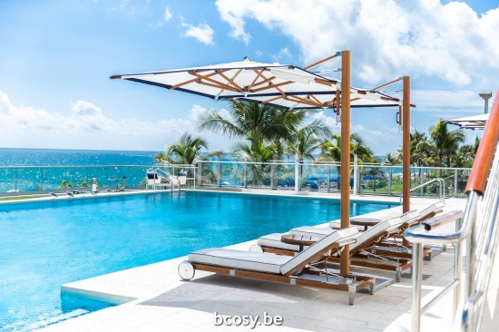 TUUCI vrijstaande zwevende aluminium parasols.