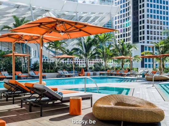 TUUCI vrijstaande zwevende aluminium parasols.