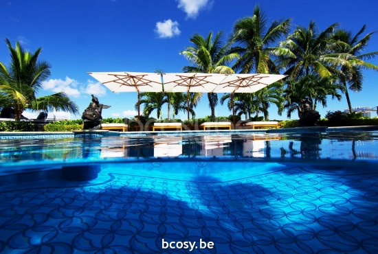 TUUCI Parasols suspendus deportés pendants décentrés à mât libre flottants en aluminium.