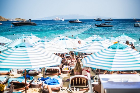 TUUCI Parasols droits à mât central en bois.