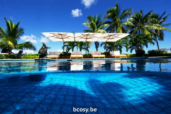 TUUCI Parasols droits à mât central en aluminium.