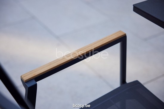 Diphano Selecta Tuinarmstoelen met teak armsteun Aluminium Lava enkele laag Batyline Cafe Armleuningen in Naturel Teak.