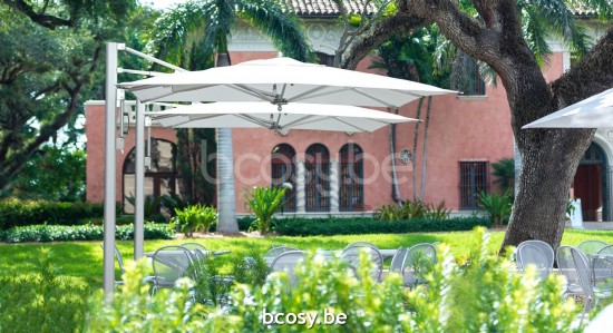 TUUCI vrijstaande zwevende aluminium parasols.