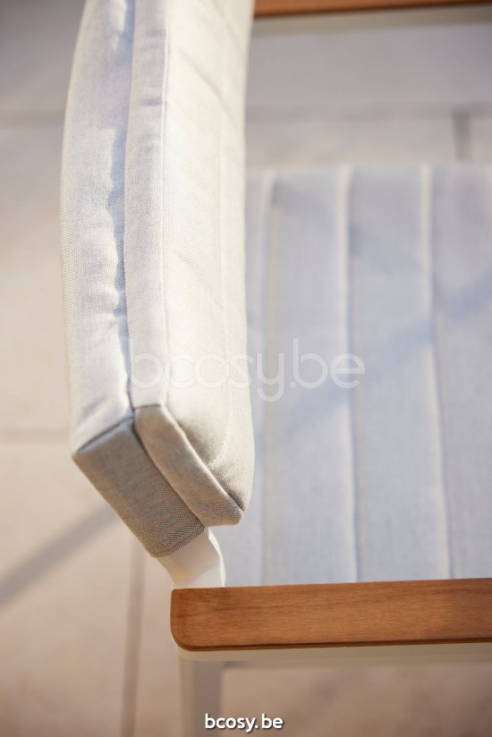 Diphano Metris Stapelbare tuinstoel met teak armsteun Aluminium Wit Frame Armleuningen in Naturel Teak.