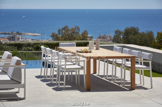 Diphano Metris Stapelbarer Gartenstuhl mit Teakholzarmlehne Aluminium Weiß Gestell Armlehnen in Natürliches Teakholz.