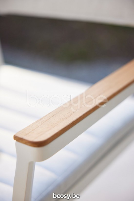 Diphano Metris Chaise de jardin empilable avec accoudoir en teck Cadre Aluminium blanc Accoudoirs en Teck naturel.