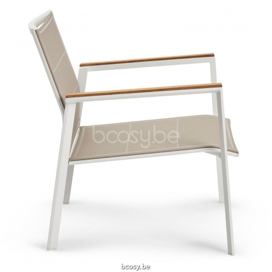 Diphano Selecta Stapelbare sunlounger met teak armsteun Aluminium Wit Frame Stof enkele laag Batyline Zandkleur Armleuningen .
