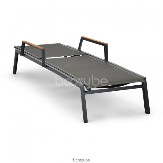 Diphano Selecta Stapelbare ligstoel met wielen met teak armsteun Aluminium Lava Frame Stof enkele laag Batyline Cafe Armleuni.