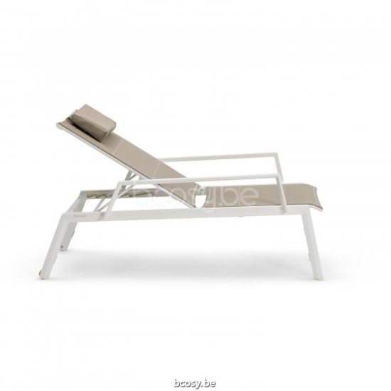 Diphano Selecta Stapelbare strandstoel met wielen met armsteun Aluminium Wit Frame Stof enkele laag Batyline Zandkleur.
